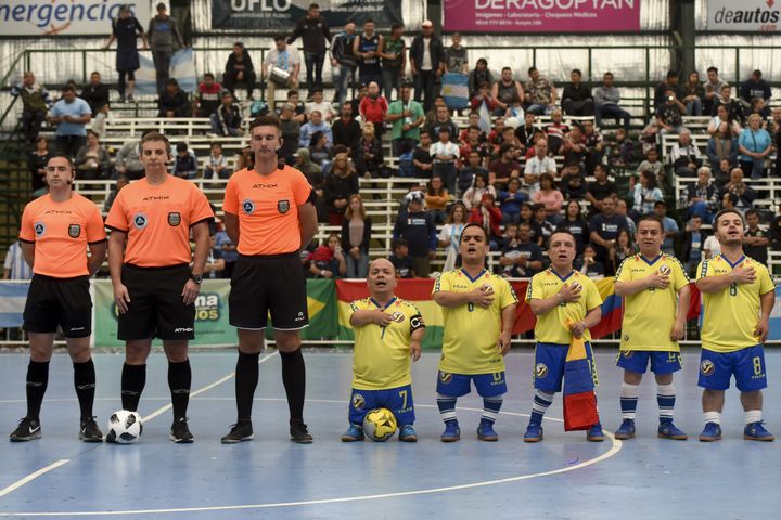 L'équipe colombienne lors de la Copa América destinée aux nains, à Buenos Aires, le 25 octobre 2018. (EITAN ABRAMOVICH / AFP)