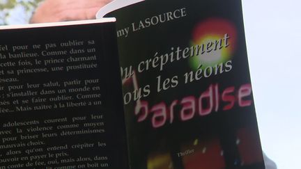 Rémy Lasource a écrit une quinzaine d'ouvrages dont le polar "Du crépitement sous les néons" qui devrait être adapté au cinéma.&nbsp; (E. Denanot / France Télévisions)