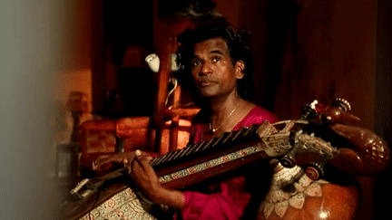 Raghunath Manet joue de la veena
 (DR)