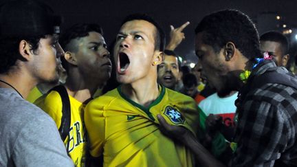 D'autres, comme ces supporters de Rio, ont laiss&eacute; &eacute;clater leur col&egrave;re apr&egrave;s le coup de sifflet final. (TASSO MARCELO / AFP)