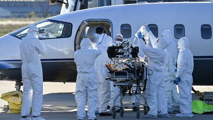 Un patient infecté par le coronavirus évacué par avion à l'aéroport de Nîmes le 27 octobre 2020. (PASCAL GUYOT / AFP)