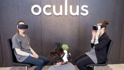 Des employés de Facebook testent les casques immersifs Oculus dans les bureaux de la firmes à Berlin, en Allemagne, le 25 février 2016. (KAY NIETFELD / DPA / AFP)