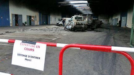 &nbsp; (Des voitures brûlées dans le hangar municipal de la ville de Compiègne, dans l'Oise © Radio France / Benjamin Illy)