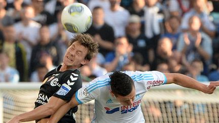 Franck Signorino (Reims) face à Florian Thauvin (Marseille) (BORIS HORVAT / AFP)