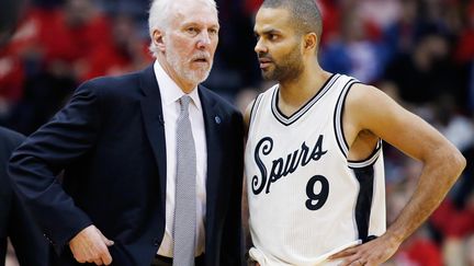 Tony Parker, ici avec Gregg Popovich, le coach des Spurs (SCOTT HALLERAN / GETTY IMAGES NORTH AMERICA)