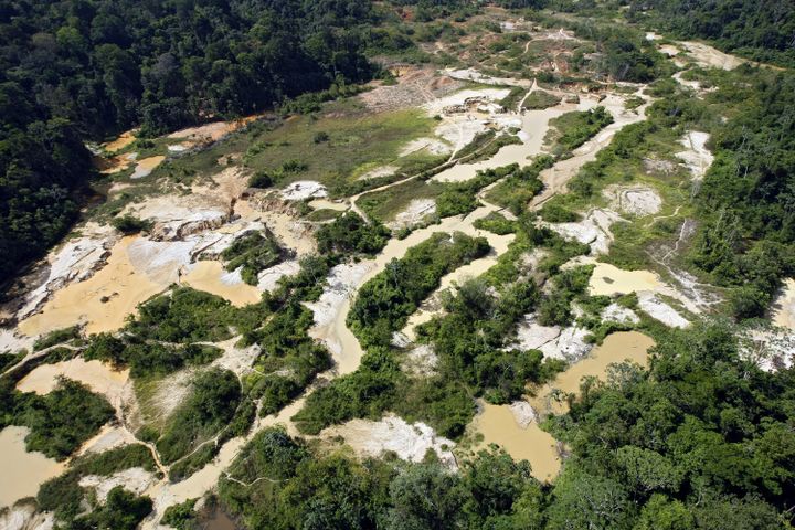 Vue aérienne d'un site d'exploitation aurifère clandestin près de Saint-Laurent-du-Maroni (Guyane), le 6 septembre 2007. (JODY AMIET / AFP)