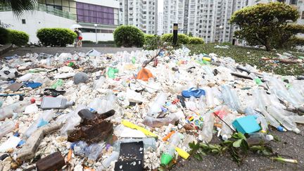 Des détritus, transportés les inondations, se sont amoncelés dans les rues proches de la jetée à Hong Kong. (EYEPRESS NEWS / AFP)