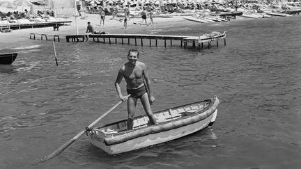 Le chanteur Charles Trenet en vacances au bord de la mer en 1950. (REPORTERS ASSOCIES / GAMMA-RAPHO via GETTYIMAGES)