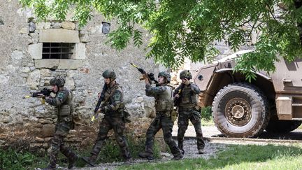 Des hommes du 3e régiment de parachutistes d'infanterie de marine à l'entraînement, le 23 mai 2023 à Caylus (Tarn-et-Garonne). (CHARLY TRIBALLEAU / AFP)