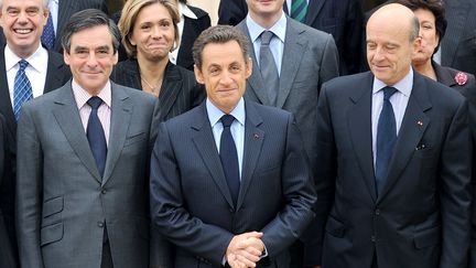 Le 27 novembre 2010, le nouveau gouvernement Fillon pose dans la cour de l'Elys&eacute;e. Au premier rang, le Premier ministre Fran&ccedil;ois Fillon, le pr&eacute;sident de la R&eacute;publique Nicolas Sarkozy et le ministre de la D&eacute;fense Alain Jupp&eacute;. (ERIC FEFERBERG / AFP)