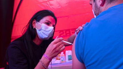 Un homme se fait vacciner dans un centre tenu par les pompiers, le 27 juillet 2021 à Montpellier (Hérault). (MAXPPP)