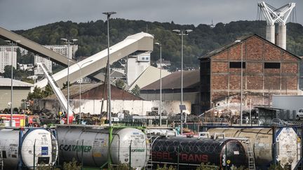 Vue de l'usine Lubrizol au Petit-Quevilly, quatre jours après l'incendie, le 30 septembre 2019. (ARNAUD DUMONTIER / MAXPPP)