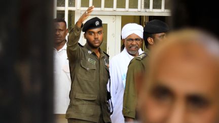 Le président déchu du Soudan, Omar el-Béchir (qui porte un&nbsp;turban),&nbsp;fait une première apparition publique depuis sa chute pour comparaître devant les procureurs à Khartoum, le 16 juin 2019. (MAHMOUD HJAJ / ANADOLU AGENCY)