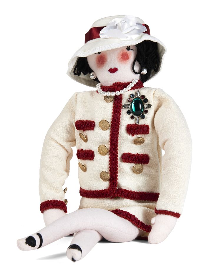 Vente Chanel vintage chez Artcurial du 21 au 27 octobre : rare poupée "La petite Coco" figurant Mademoiselle&nbsp;Chanel, créée à l’occasion de la réouverture de la boutique Chanel de Soho à New York.&nbsp;Estimation : 2 200 - 3 200 € (ARTCURIAL)