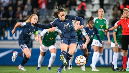 Luana Bertolucci Paixao s'apprête à tirer lors d'un match de la phase de groupe de Ligue des champions, le 16 décembre 2021, face à&nbsp;Breidablik. (VICTOR JOLY / VICTOR JOLY)