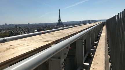 Un parapet en bois a été construit tout autour de la terrasse. (VALERIE GAGET /  FRANCE TELEVISIONS)