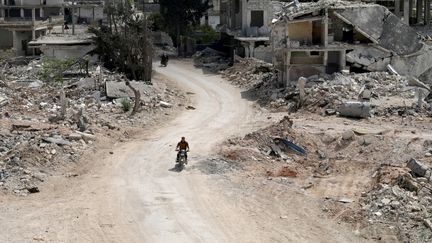 Un homme à moto dans le village de&nbsp;Neirab, dans la province d'Idlib, en Syrie, le 17 avril 2020. (KHALIL ASHAWI / REUTERS)