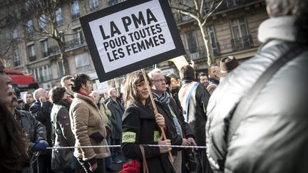 27 janvier 2013. Dans la foule de manifestants pour le mariage homosexuel, une jeune femme porte une pancarte où il est écrit "La PMA pour toutes les femmes". (XAVIER DE TORRES / MAXPPP)