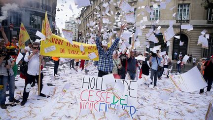 &nbsp; (Les buralistes ont manifesté à proximité du Sénat, qui a retoqué le paquet de cigarettes neutre © Maxppp)