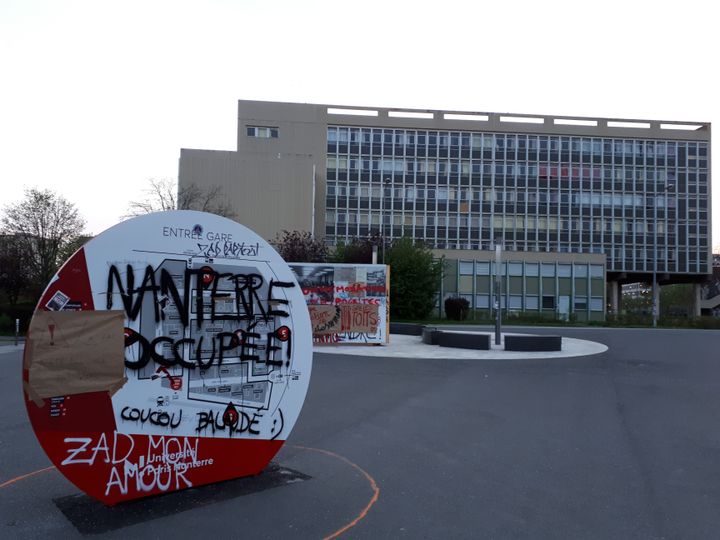 Des slogans inscrits dans l'université de Nanterre (Hauts-de-Seine), le 16 avril 2018. (RADIO FRANCE / BENJAMIN CHAUVIN)