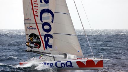 Le skipper fran&ccedil;ais J&eacute;r&eacute;mie Beyou sur son bateau "Ma&icirc;tre CoQ" lors d'un entra&icirc;nement au large de Lorient (Morbihan),&nbsp;le 6 septembre 2012. (JEAN-MARIE LIOT / DPPI / AFP)