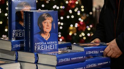 Les mémoires d'Angela Merkel, le 26 novembre 2024, à Berlin, en Allemagne. (TOBIAS SCHWARZ / AFP)