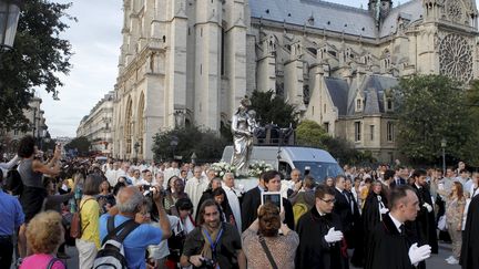 Procession catholique &agrave; la sortie de Notre-Dame de Paris, &agrave; l'occasion de l'Assomption, le 14 ao&ucirc;t 2012. (PH LAVIEILLE / MAXPPP)