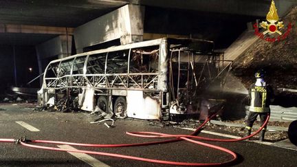 Le bus qui a pris feu le 20 janvier 2017 à Vérone (Italie). (VIGILI DEL FUOCO / AFP)