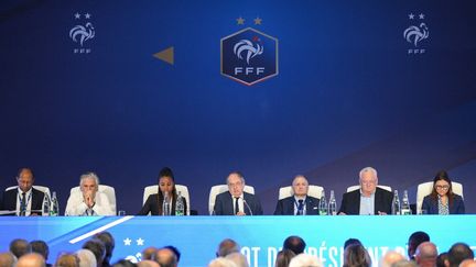 Noël Le Graët et les représentants de la Fédération française de football (FFF) lors de leur assemblée générale, le 18 juin 2022 à Nice. (NICOLAS TUCAT / AFP)