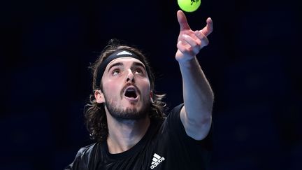 Stefanos Tsitsipas au service lors du Masters de Londres (GLYN KIRK / AFP)