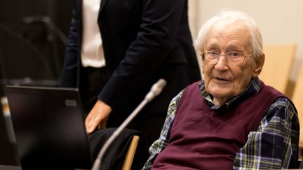 Oskar Gr&ouml;ning, l'ancien comptable d'Auschwitz, lors de son proc&egrave;s &agrave; Lunebourg (Allemagne), le 8 juillet 2015. (CHRISTIAN CHARISIUS / AFP)