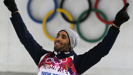 Le Fran&ccedil;ais Martin Fourcade c&eacute;l&egrave;bre sa seconde m&eacute;daille d'or aux JO de Sotchi (Russie), le 13 f&eacute;vrier 2014. (STEFAN WERMUTH / REUTERS)