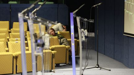 Une pens&eacute;e pour nos confr&egrave;res journalistes qui ont attendu toute la nuit la fin du sommet europ&eacute;en &agrave; Bruxelles, le 9 d&eacute;cembre 2011. (SEBASTIEN PIRLET / EPA / MAXPPP)