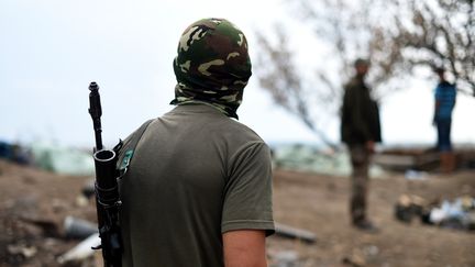 Un combattant pro-russe &agrave; Troitsko-Khartsyzk, pr&egrave;s de Donetsk (Ukraine), le 28 ao&ucirc;t 2014. (FRANCISCO LEONG / AFP)