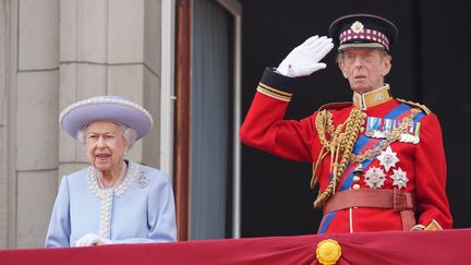 La reine Elizabeth II et son cousin germain le duc de Kent font une apparition sur le balcon de Buckingham Palace, lors du jubilé de platine de la monarque, le 2 juin 2022. (JONATHAN BRADY / AFP)