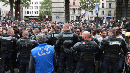 &nbsp; (L'évacuation du camp de réfugiés vendredi à Paris © AFP / Jacques Demarthon)