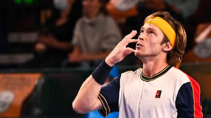 Andrey Rublev lors de sa défaite face au français Adrian Mannarino lors de la Kremlin Cup, le jeudi 21 octobre 2021. (VLADIMIR ASTAPKOVICH / SPUTNIK)