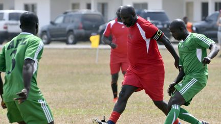 Le président élu du Liberia et ancien footballeur, George Weah, participe à un match amical contre les Forces armées libériennes, le 20 janvier 2018. (ISSOUF SANOGO / AFP)