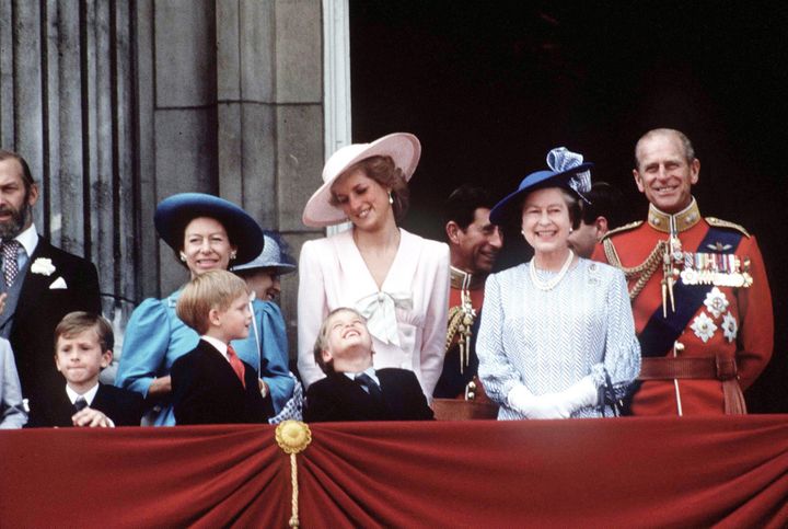 &nbsp; (Revue de troupes en 1997. La reine aux côtés de la princesse Diana. Sourires en public, relations orageuses en privé avec une princesse iconique. © Maxppp)