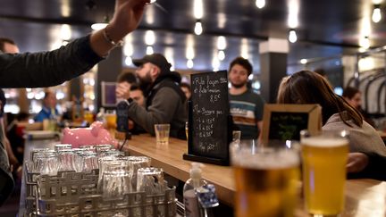 Un bar de Saint-Etienne, dans la Loire (illustration). (REMY PERRIN / MAXPPP)