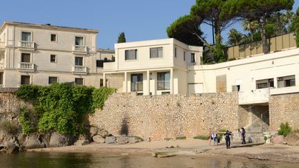 La plage publique de la Mirandole, &agrave; Vallauris (Alpes-Maritimes), le 18 juillet 2015. La&nbsp;privatis&eacute;e a &eacute;t&eacute; privatis&eacute;e durant le s&eacute;jour du roi d'Arabie saoudite, du 25 juillet au 2 ao&ucirc;t. (JEAN-PIERRE AMET / REUTERS)