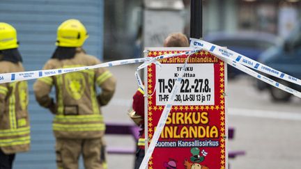 Des&nbsp;secours derrière le cordon de sécurité, dans le centre de Turku (Finlande) après l'attaque au couteau, survenue le 19 août 2017. (RONI LEHTI / AFP)