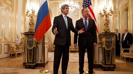 Les chefs des diplomaties am&eacute;ricaine et russe, John Kerry et Sergue&iuml; Lavrov, avant une r&eacute;union sur l'Ukraine, le 30 mars 2014, &agrave; la r&eacute;sidence de l'ambassadeur russe &agrave; Paris. (JACQUELYN MARTIN / AFP)