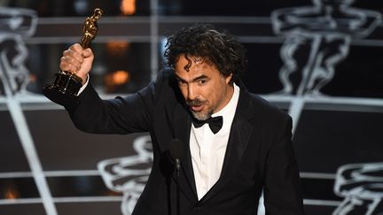 Le r&eacute;alisateur Alejandro Gonz&aacute;lez I&ntilde;&aacute;rritu sur la sc&egrave;ne des Oscars, &agrave; Los Angeles (Etats-Unis), le 22 f&eacute;vrier 2015. (ROBYN BECK / AFP)