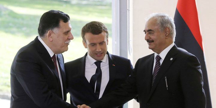 Rencontre à Paris le 25 juillet des deux «pouvoirs» libyens, M.Sarraj (à gauche) et M.Haftar (à droite) réunis par M.Macron (au centre).  (JACQUES DEMARTHON / AFP)