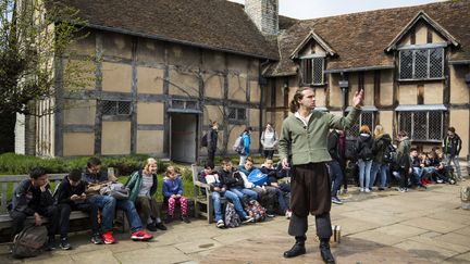 A Stratford-upon-Avon, mi-avril, devant la maison supposée de Shakespeare, un comédien récite un passage de Hamlet. Partout dans la ville, de petites et grandes manifestations célèbrent l'illustre enfant du pays. 
 (Jack Taylor / AFP)