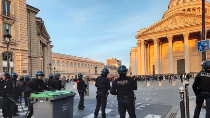 La manifestation des étudiants contre l'affiche du second tour de la présidentielle à 18 heures jeudi 13 avril place du Panthéon a dégénéré. (AGATHE MAHUET / RADIO FRANCE)