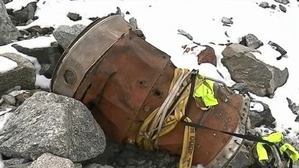 Un homme s'est donné la mission de retourner sur les traces des crashs d'avions survenus ces dernières années dans les Alpes. Il sillone les glaciers pour retrouver des débris d'appareil. France 3 l'a rencontré. (France 3)