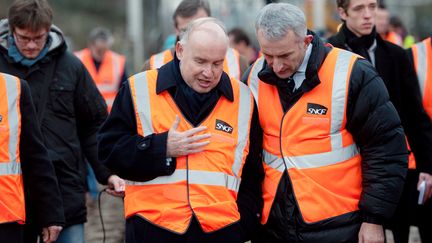 Dominique Bussereau (à g.), le 20 décembre 2009, alors qu'il était secrétaire d'État aux Transports, en compagnie du PDG de la SNCF, Guillaume Pépy. (MARTIN BUREAU / AFP)