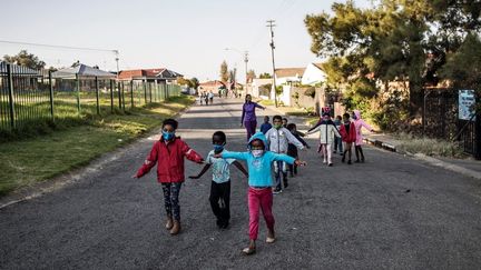 Des enfants avec des masques de protection à Johannesburg (Afrique du Sud), le 23 mai 2020.&nbsp; (MARCO LONGARI / AFP)